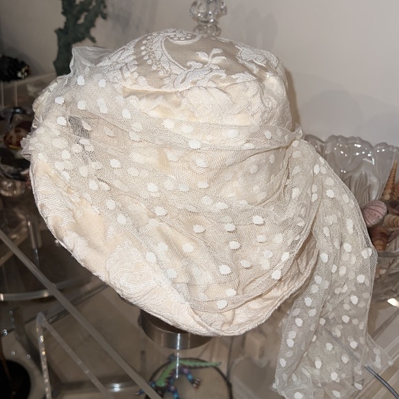 Vintage hat that looks and feels new. Damask cotton/linen with netting. Average - Picture 3 of 11